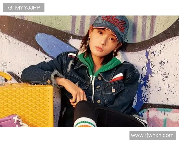 时尚与运动完美结合足球明星款手拿包让你成为街头焦点