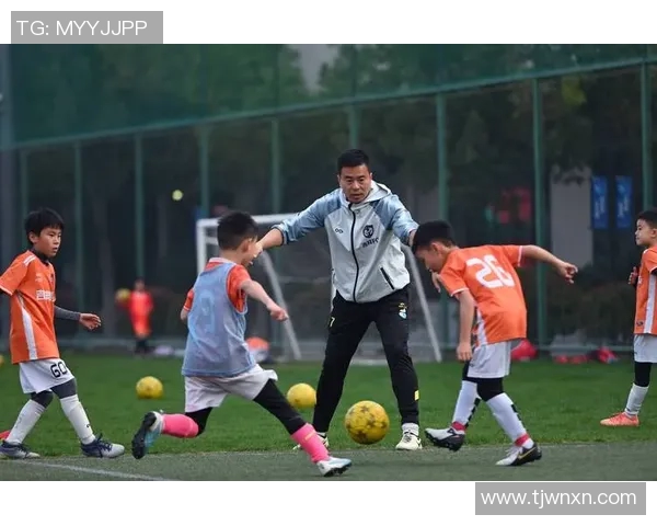 文化素养与足球技艺兼备的明星球员探讨与分析